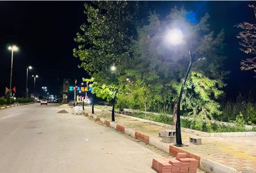 نصب اجرای تیرک های درختی جهت تامين روشنايي‌ پیاده رو