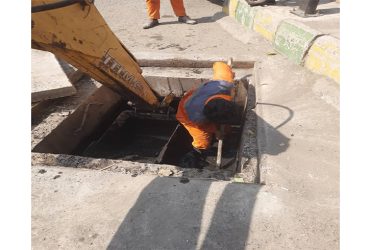 گزارش انجام عملیات تخلیه منهول در محدوده بازار