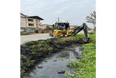 لایروبی نهرهای سطح شهر به‌منظور پیشگیری از آب‌گرفتگی در فصل زمستان