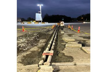 تلاش شبانه‌روزی کارگران شهرداری ضیابر در راستای بازگشایی ورودی شهر