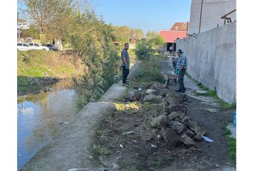 عملیات سنگ‌فرش پیاده‌رو مسیر منتهی به سرویس‌بهداشتی بازار