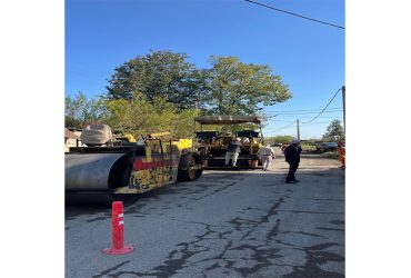 حضور اعضای شورای اسلامی شهر ضیابر در روند اجرای پروژه آسفالت خیابان فرهنگیان