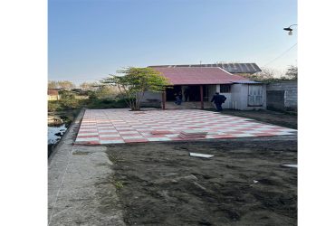 عملیات سنگ‌فرش پیاده‌رو مسیر منتهی به سرویس‌بهداشتی بازار