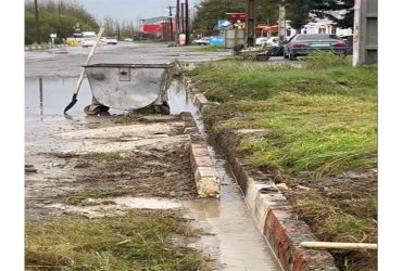 ادامه عملیات بازگشایی مجاری آب در سطح شهر