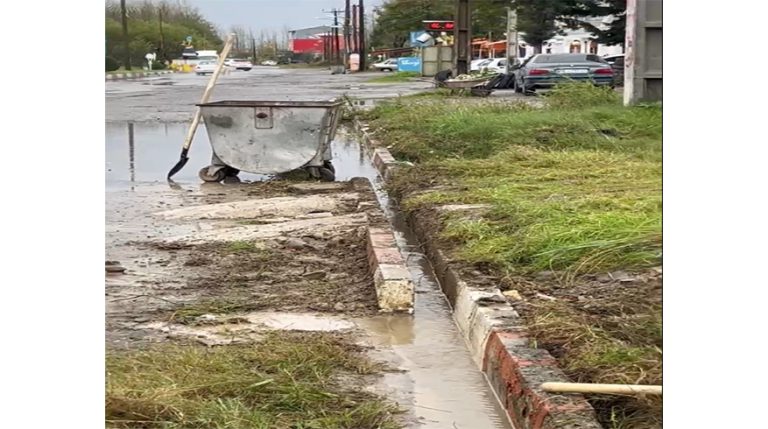 ادامه عملیات بازگشایی مجاری آب در سطح شهر