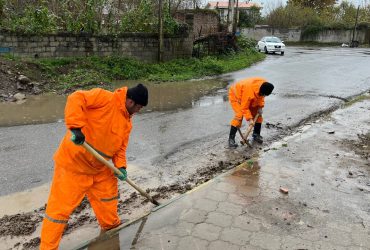 عملیات بازگشایی مجاری آب در سطح شهر