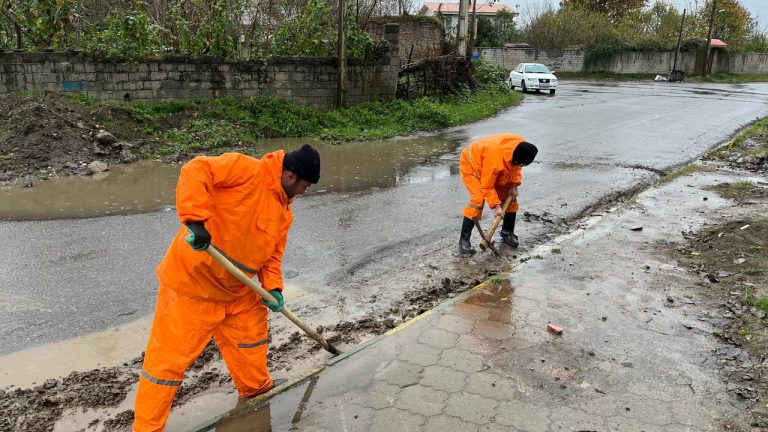 عملیات بازگشایی مجاری آب در سطح شهر
