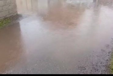 پیگیری شهرداری برای رفع مشکل آبگرفتگی در کوچه ثامن دو