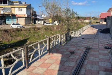 عملیات نصب نرده در پیاده‌رو منتهی به سرویس بهداشتی بازار